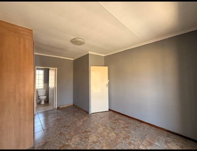 3 BEDROOM FLAT FOR SALE IN CASTLEVIEW